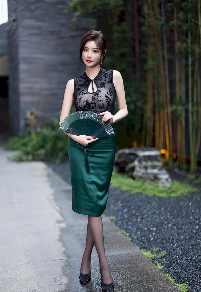 图片[2]-美女套图212期：‌‌‌赵丽颖，国风旗袍与青扇的邂逅，东方美人的古典韵味