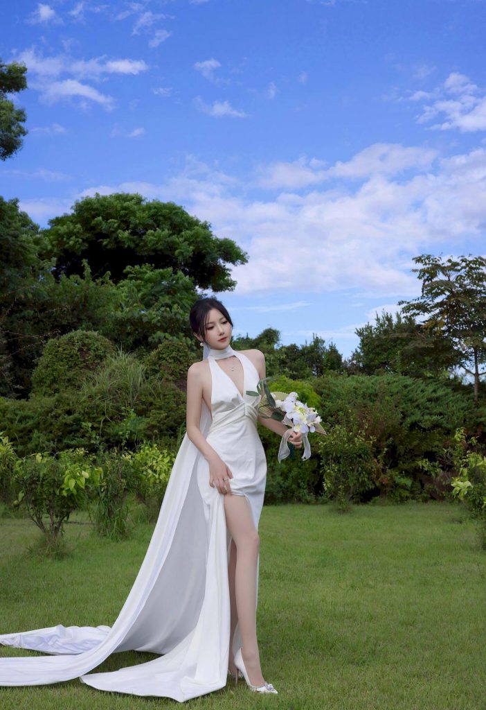 图片[1]-美女套图211期：‌‌‌鱼子酱 Fish，蓝天草地间的白纱仙子，户外写真尽显新娘柔美