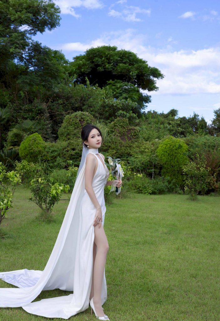 图片[2]-美女套图211期：‌‌‌鱼子酱 Fish，蓝天草地间的白纱仙子，户外写真尽显新娘柔美