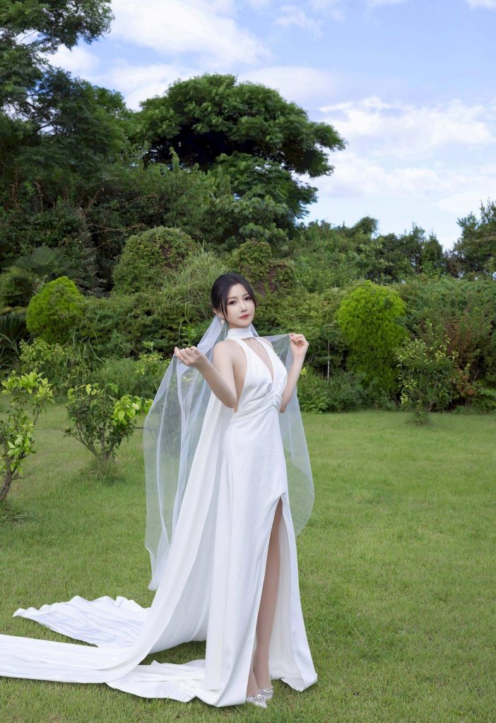 图片[3]-美女套图211期：‌‌‌鱼子酱 Fish，蓝天草地间的白纱仙子，户外写真尽显新娘柔美