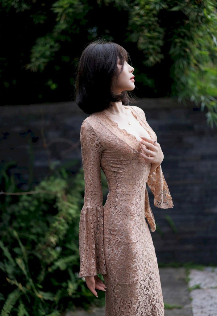 图片[1]-美女套图209期：‌‌徐莉芝，蕾丝长裙的优雅邂逅，短发御姐的复古风情