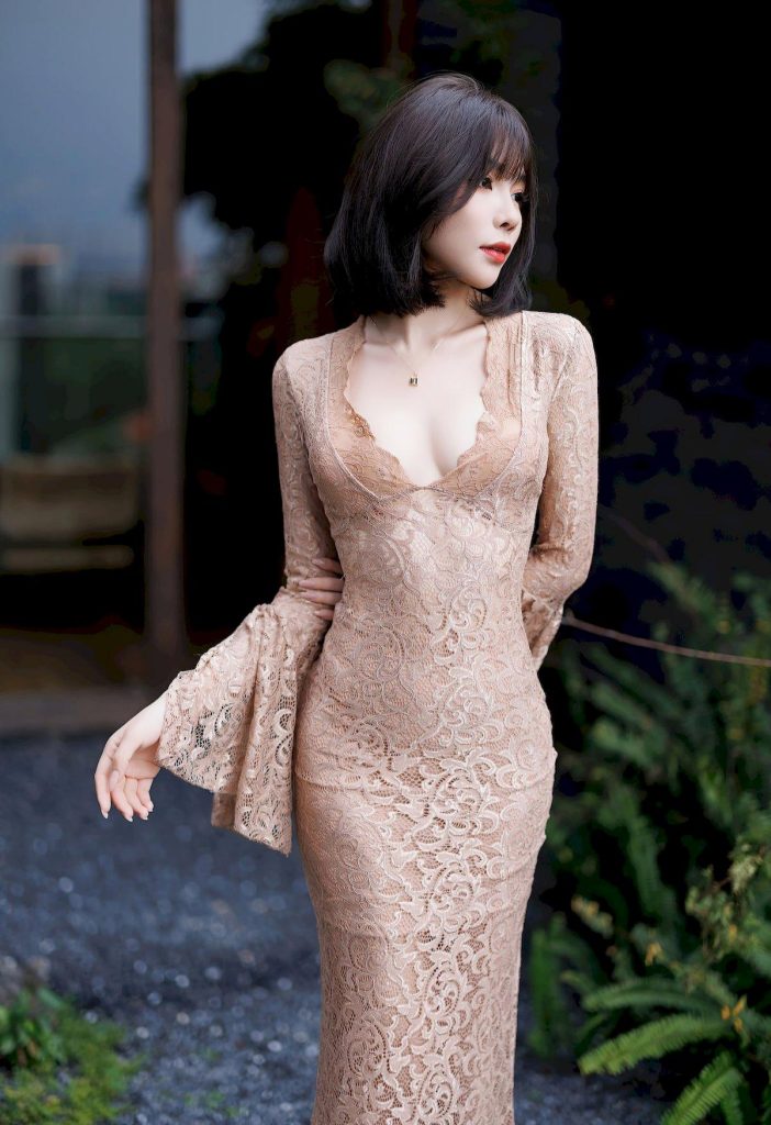 图片[2]-美女套图209期：‌‌徐莉芝，蕾丝长裙的优雅邂逅，短发御姐的复古风情