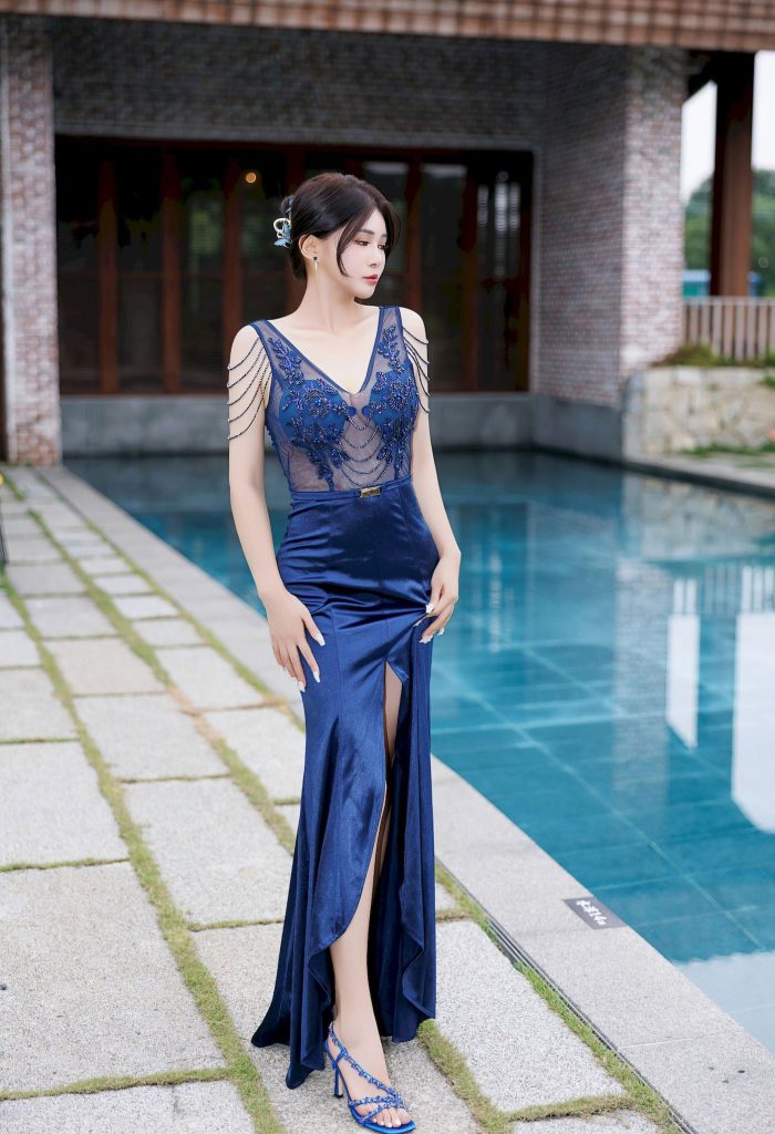 图片[1]-美女套图205期：迪丽热巴，蓝裙刺绣的精致感，泳池边的长发与侧颜杀