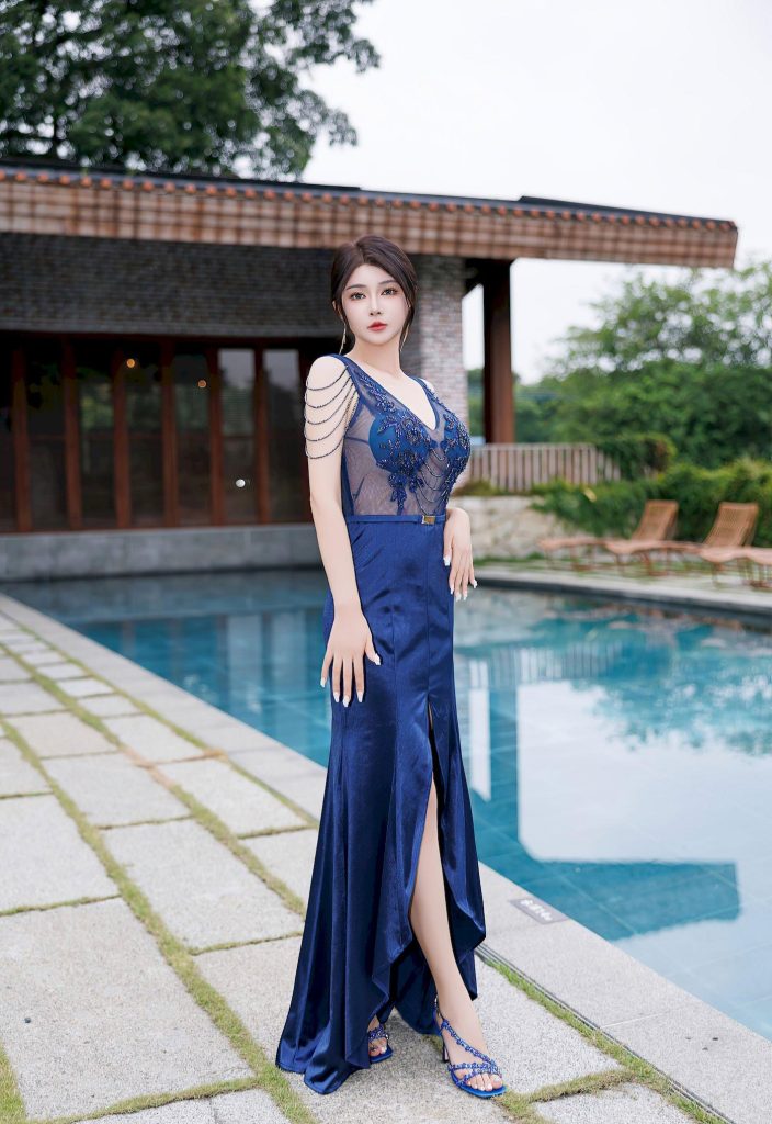 图片[2]-美女套图205期：迪丽热巴，蓝裙刺绣的精致感，泳池边的长发与侧颜杀