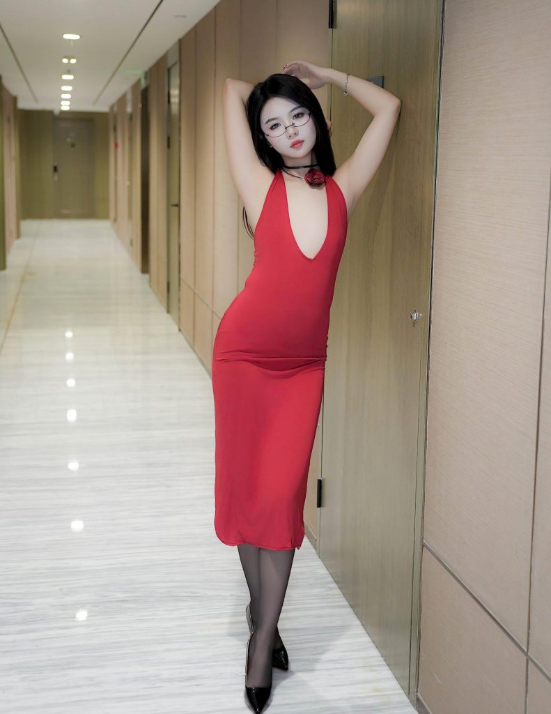 图片[3]-美女套图203期：赵露思，红色吊带裙的元气感，长发与红裙的撞色魅力