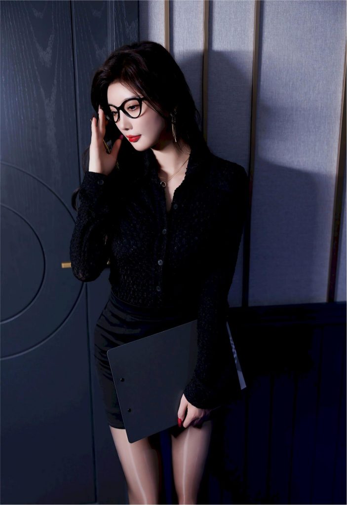 图片[1]-美女套图200期：张馨予，黑色修身裙的职场魅力，长发与高跟鞋勾勒的干练身影