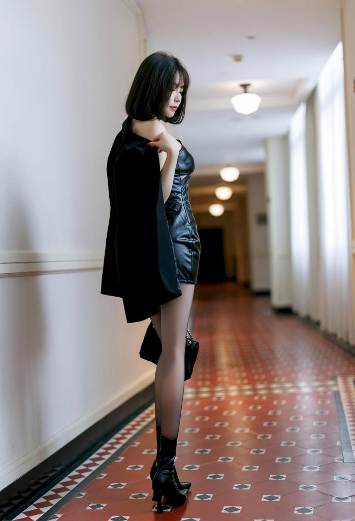 图片[3]-美女套图196期：周雨彤式慵懒，短发配黑丝，皮衣半披演绎随性高级感