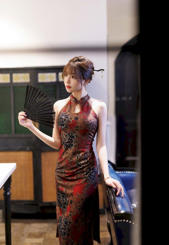 图片[2]-美女套图192期：徐莉芝，红棕旗袍勾勒东方韵味，古典与现代的优雅碰撞
