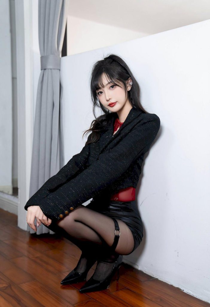 图片[2]-美女套图191期：杨晨晨，御姐范儿穿搭，红黑配色演绎性感与迷人