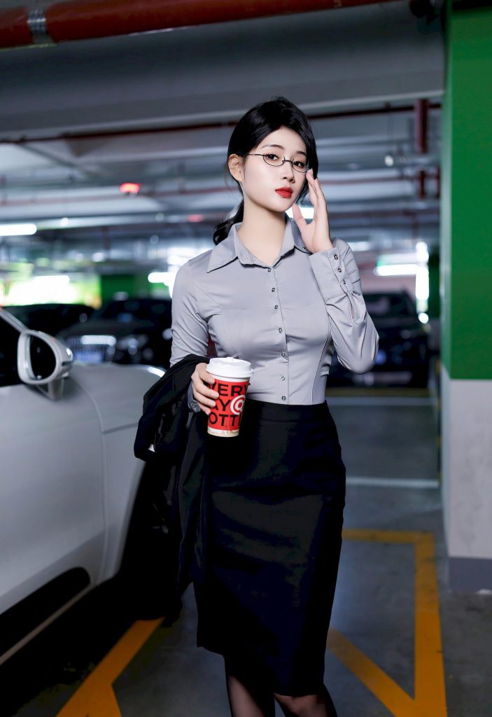 美女套图190期：赵丽颖，简约风穿搭，眼镜与红唇碰撞出知性与活力-高清美女套图，你想要的都有。