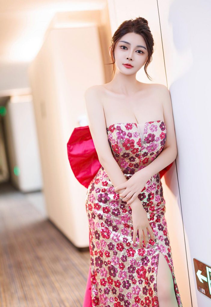 图片[1]-美女套图181期：‌‌犹如范冰冰，抹胸裙勾勒曲线，神似“沙漠玫瑰”