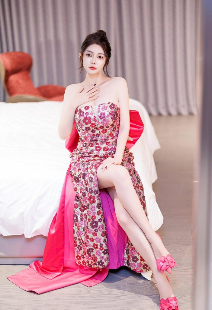 图片[2]-美女套图181期：‌‌犹如范冰冰，抹胸裙勾勒曲线，神似“沙漠玫瑰”