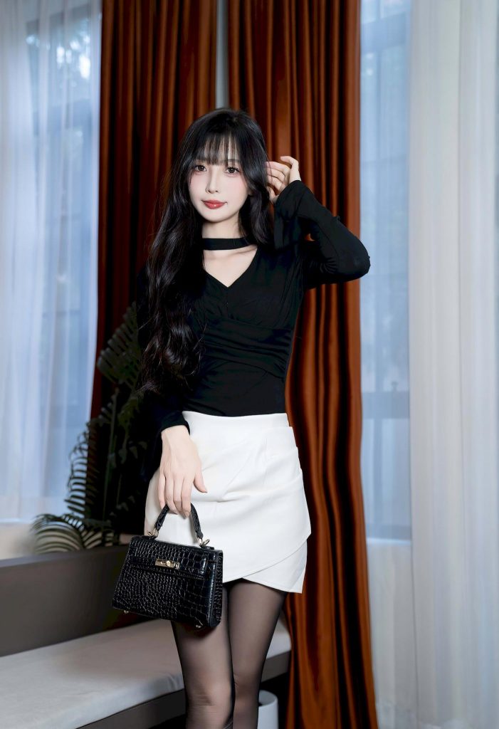 图片[2]-美女套图179期：翻版的迪丽热巴，V领勾勒锁骨，长发与裙摆共舞