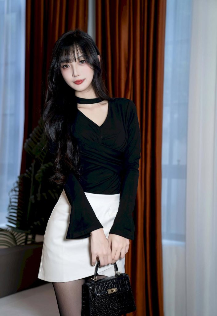 图片[3]-美女套图179期：翻版的迪丽热巴，V领勾勒锁骨，长发与裙摆共舞