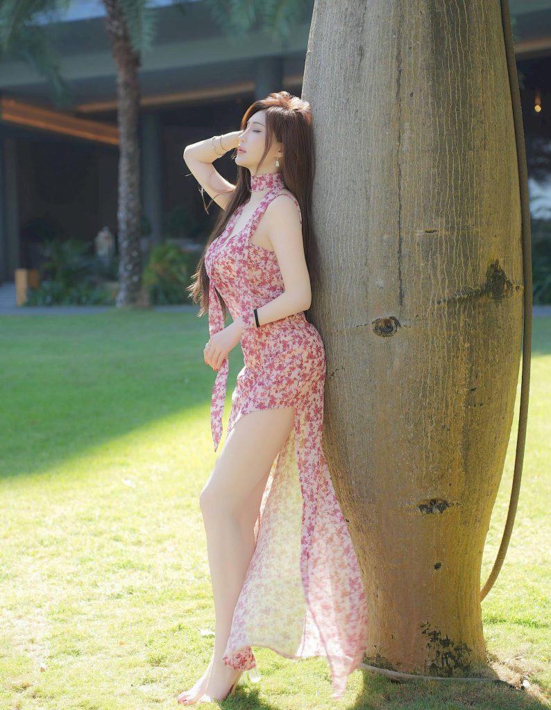 图片[1]-美女套图171期：神似周妍希，粉裙漫步竹林间