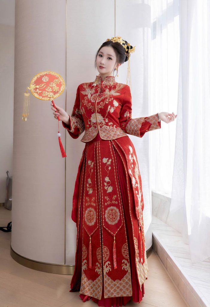 图片[1]-美女套图165期：神似杨幂的嫁衣造型，“幂”色红裙配金饰，灵动身姿演绎传统新韵