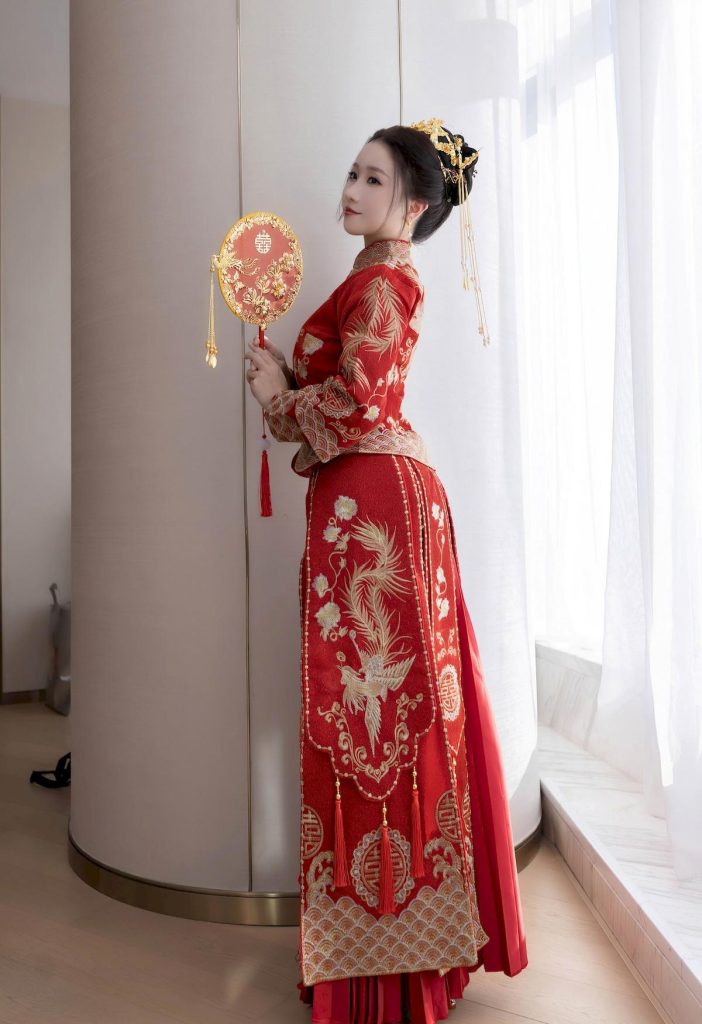 图片[2]-美女套图165期：神似杨幂的嫁衣造型，“幂”色红裙配金饰，灵动身姿演绎传统新韵
