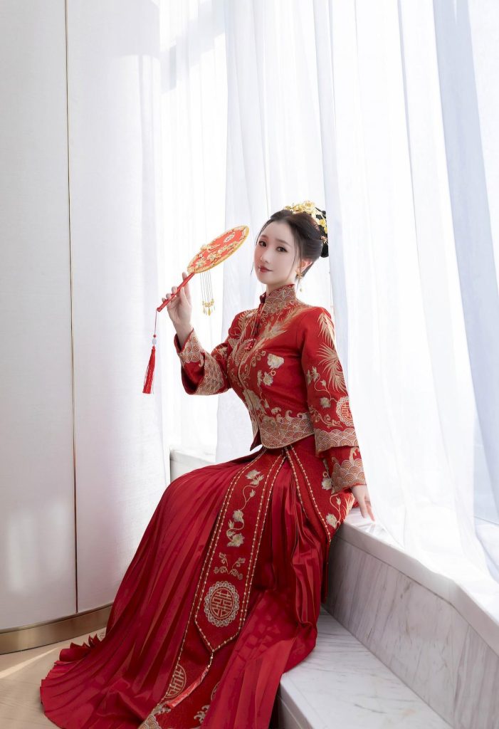 图片[3]-美女套图165期：神似杨幂的嫁衣造型，“幂”色红裙配金饰，灵动身姿演绎传统新韵