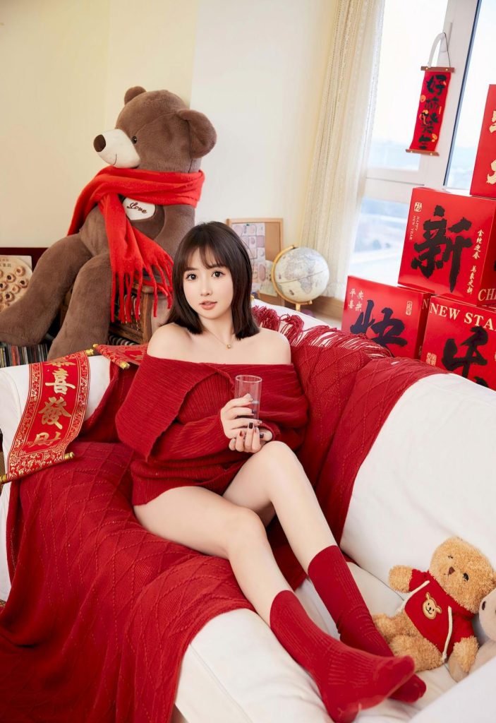 美女套图164期：撞脸桂纶镁的年味写真，红沙发上的俏皮女神，手捧红包太治愈-高清美女套图，你想要的都有。
