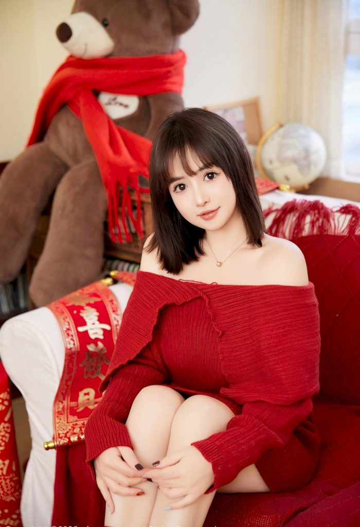 图片[2]-美女套图164期：撞脸桂纶镁的年味写真，红沙发上的俏皮女神，手捧红包太治愈