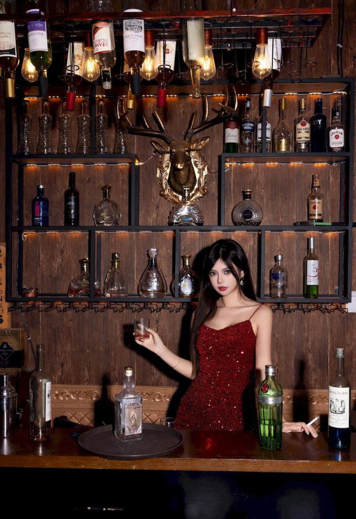 图片[2]-美女套图163期：气质如俞飞鸿的酒廊佳人，红裙映酒瓶，一颦一笑皆是风情