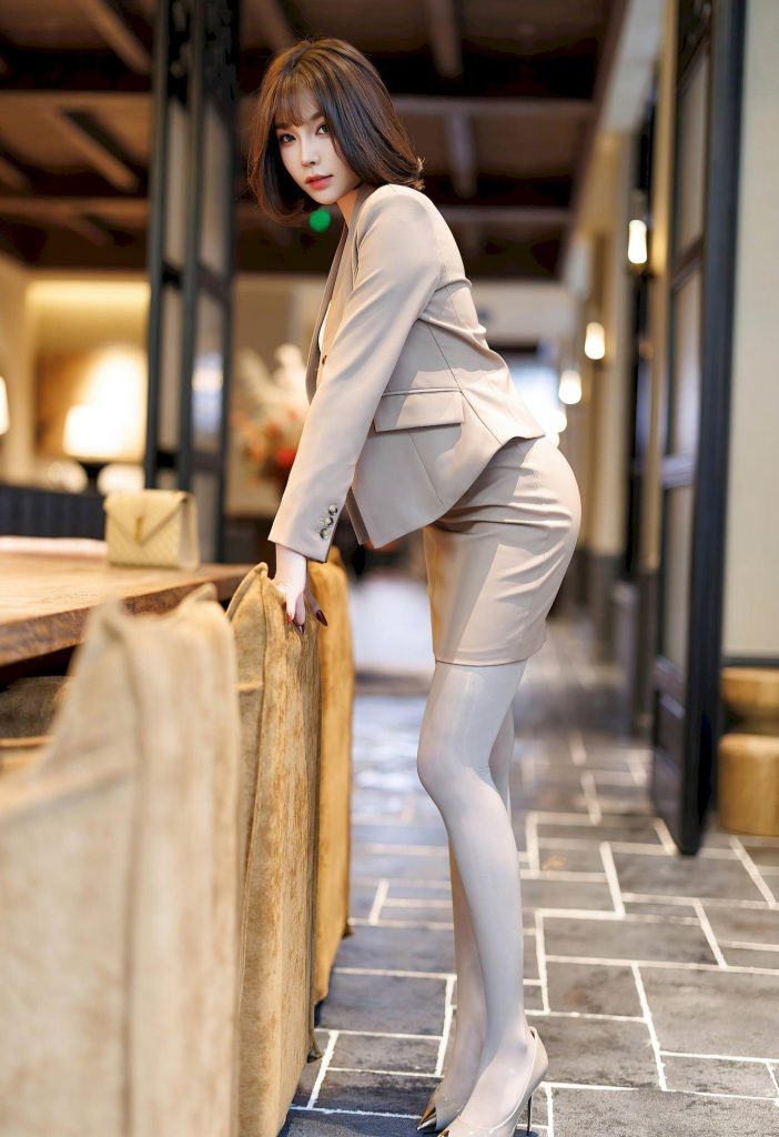 图片[1]-美女套图159期：气质女神徐莉芝，米色西装与包臀裙的优雅碰撞