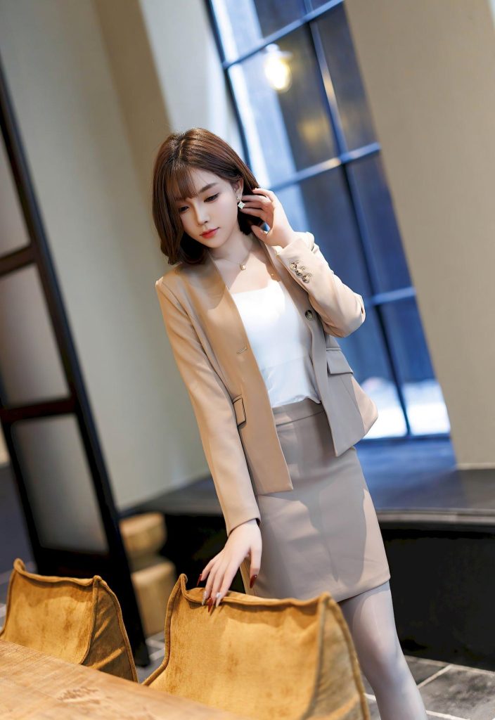 图片[2]-美女套图159期：气质女神徐莉芝，米色西装与包臀裙的优雅碰撞
