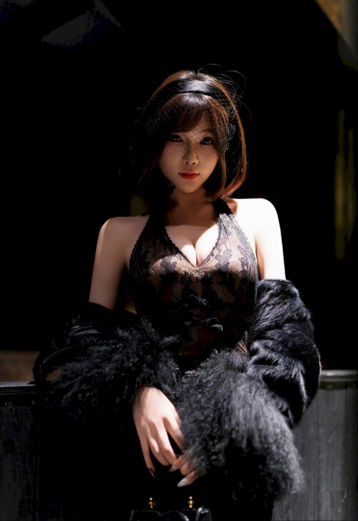 美女套图153期：似钟楚曦的复古摩登，吊带蕾丝与暗黑背景的胶片质感-高清美女套图，你想要的都有。