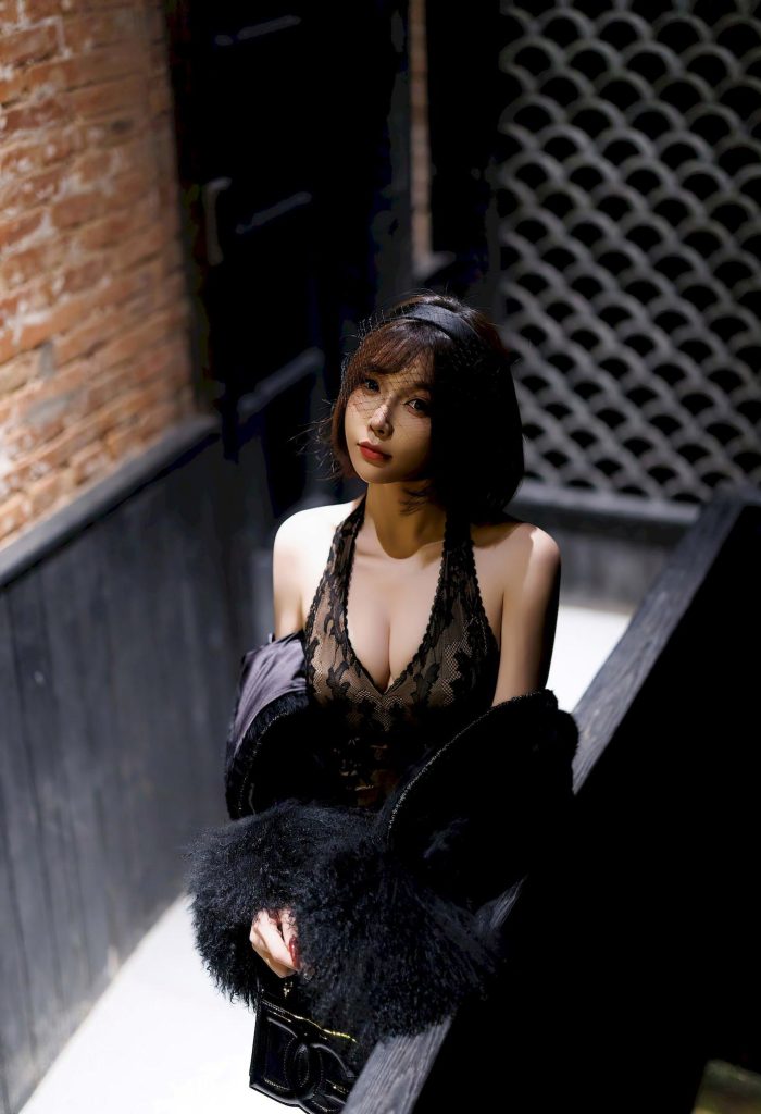 图片[2]-美女套图153期：似钟楚曦的复古摩登，吊带蕾丝与暗黑背景的胶片质感