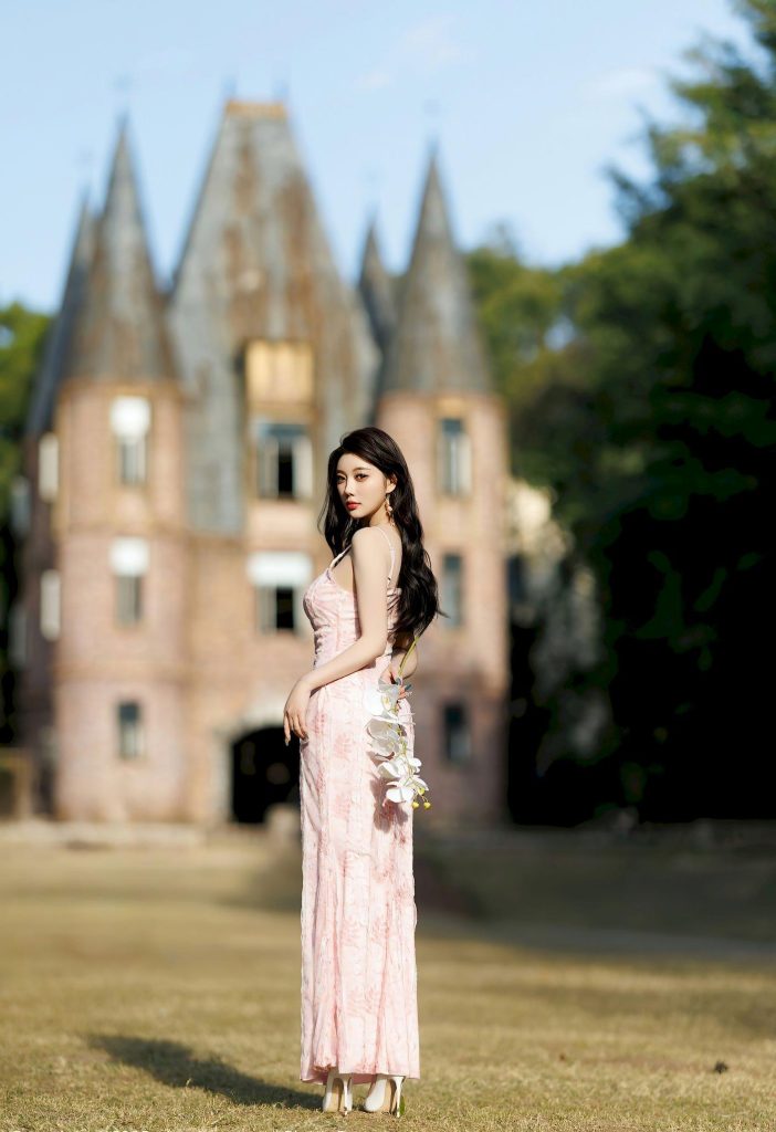 美女套图152期：神似杨颖的精致明艳，粉色碎花裙与城堡的童话感-高清美女套图，你想要的都有。