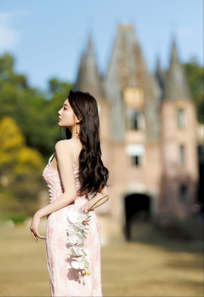 图片[2]-美女套图152期：神似杨颖的精致明艳，粉色碎花裙与城堡的童话感