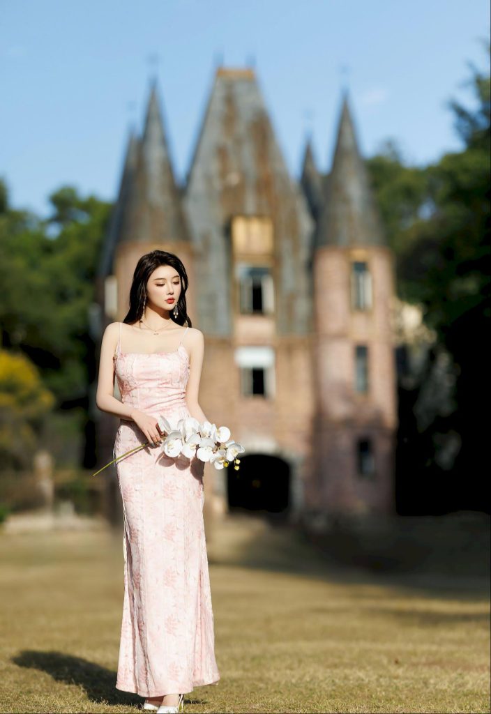 图片[3]-美女套图152期：神似杨颖的精致明艳，粉色碎花裙与城堡的童话感