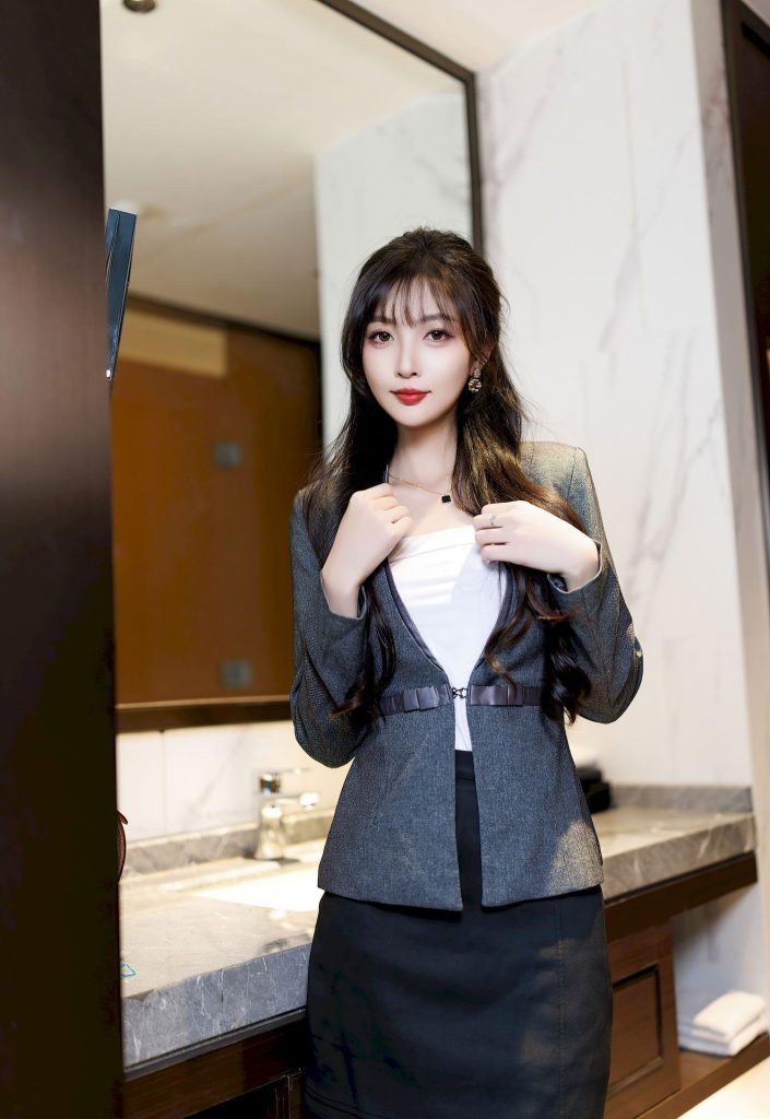 美女套图147期：若张雨绮的霸气女王范，金属扣西装与长腿线条的强势气场-高清美女套图，你想要的都有。