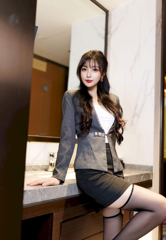 图片[2]-美女套图147期：若张雨绮的霸气女王范，金属扣西装与长腿线条的强势气场