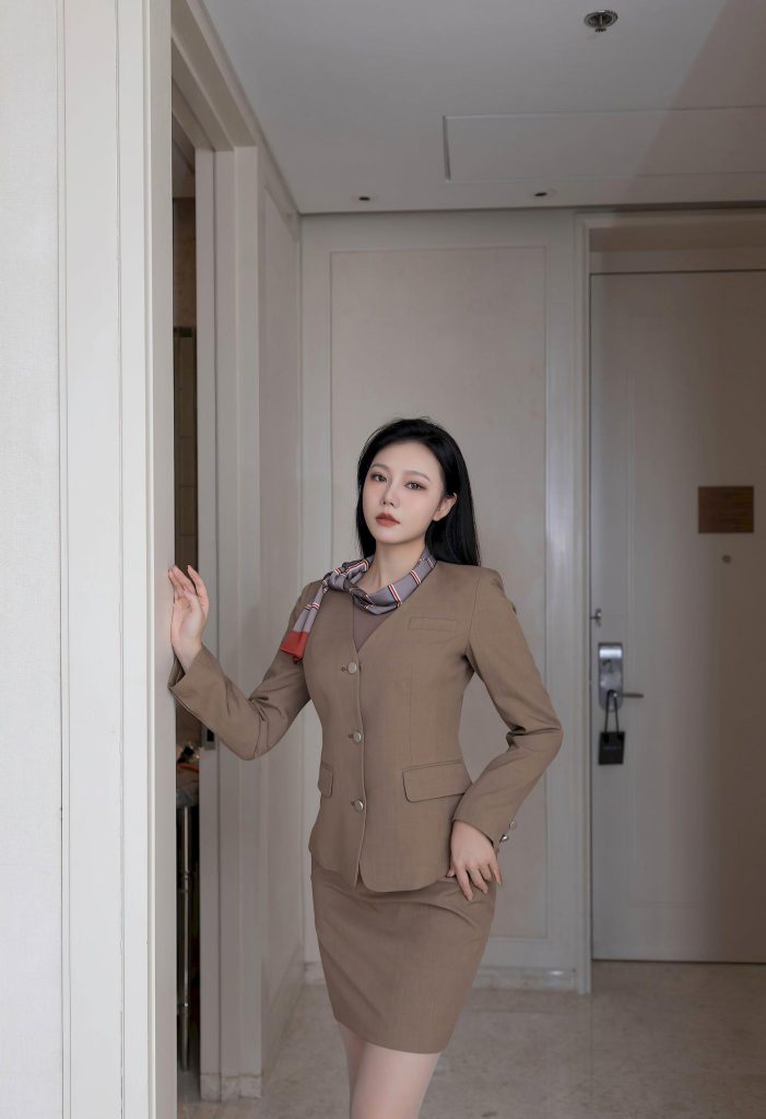 美女套图146期：似俞飞鸿的知性从容，简约西装与站姿里的岁月沉淀感-高清美女套图，你想要的都有。