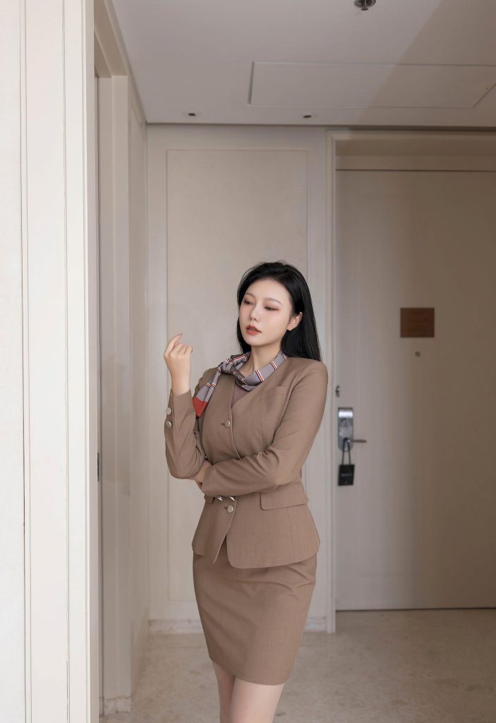 图片[2]-美女套图146期：似俞飞鸿的知性从容，简约西装与站姿里的岁月沉淀感