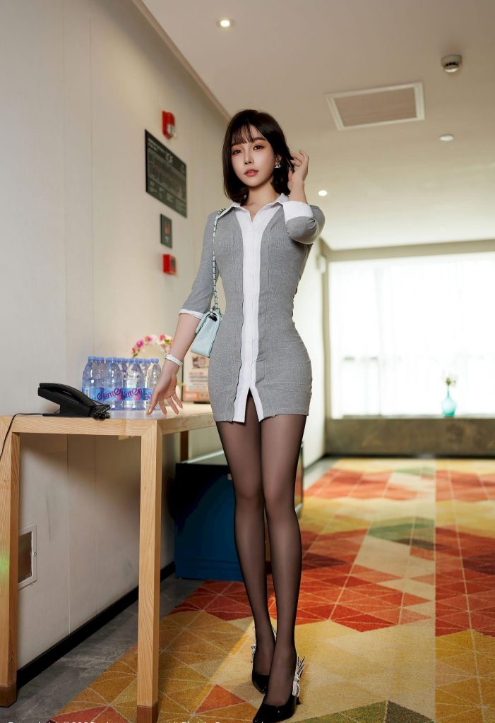 美女套图145期：若李小冉的清冷高级感，简约剪裁与丝袜碰撞的成熟韵味-高清美女套图，你想要的都有。