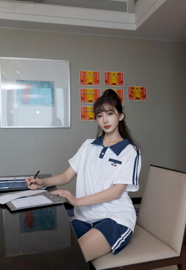 美女套图144期：神似赵露思的甜酷校服风，蓝白条纹的元气少女感-高清美女套图，你想要的都有。