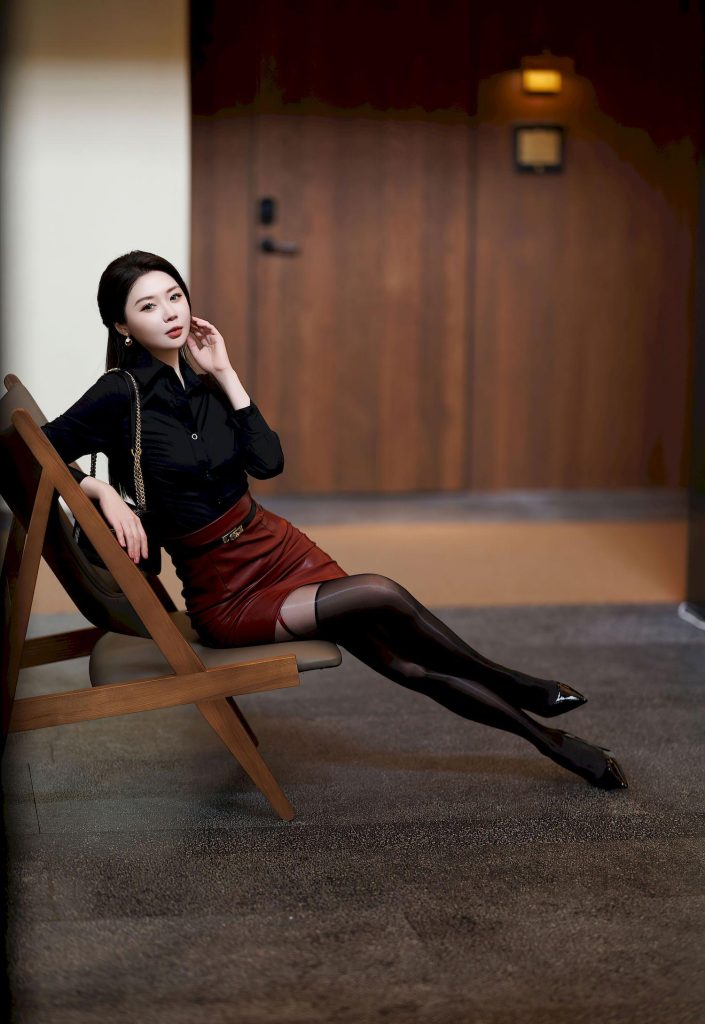美女套图143期：神似倪妮的慵懒高级感，黑衬衫红皮裙演绎复古摩登-高清美女套图，你想要的都有。