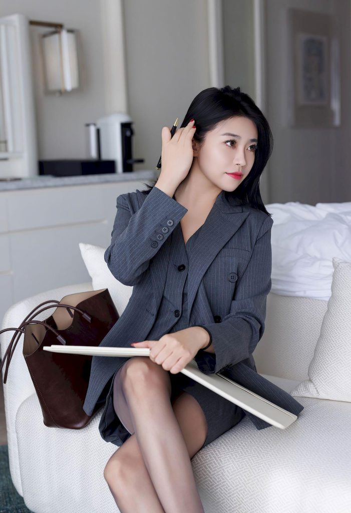 美女套图142期：‌若李沁的清冷知性，灰调西装套装演绎简约高级感-高清美女套图，你想要的都有。
