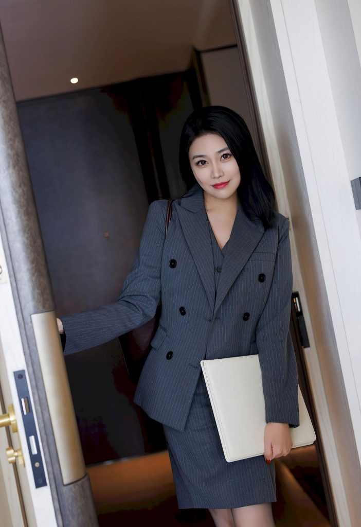 图片[2]-美女套图142期：‌若李沁的清冷知性，灰调西装套装演绎简约高级感
