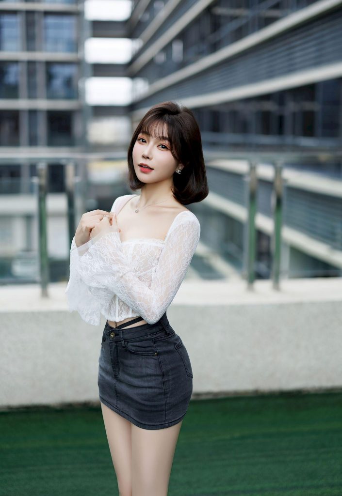 图片[2]-美女套图138期：‌神似陈法拉的精致，白蕾丝黑短裙，简约即高级