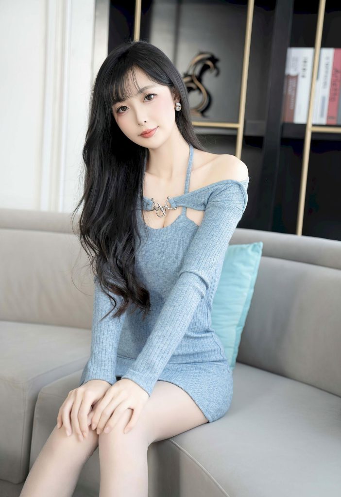 图片[2]-美女套图135期：‌撞脸迪丽热巴！灰色针织连衣裙+长发，甜辣气质谁挡