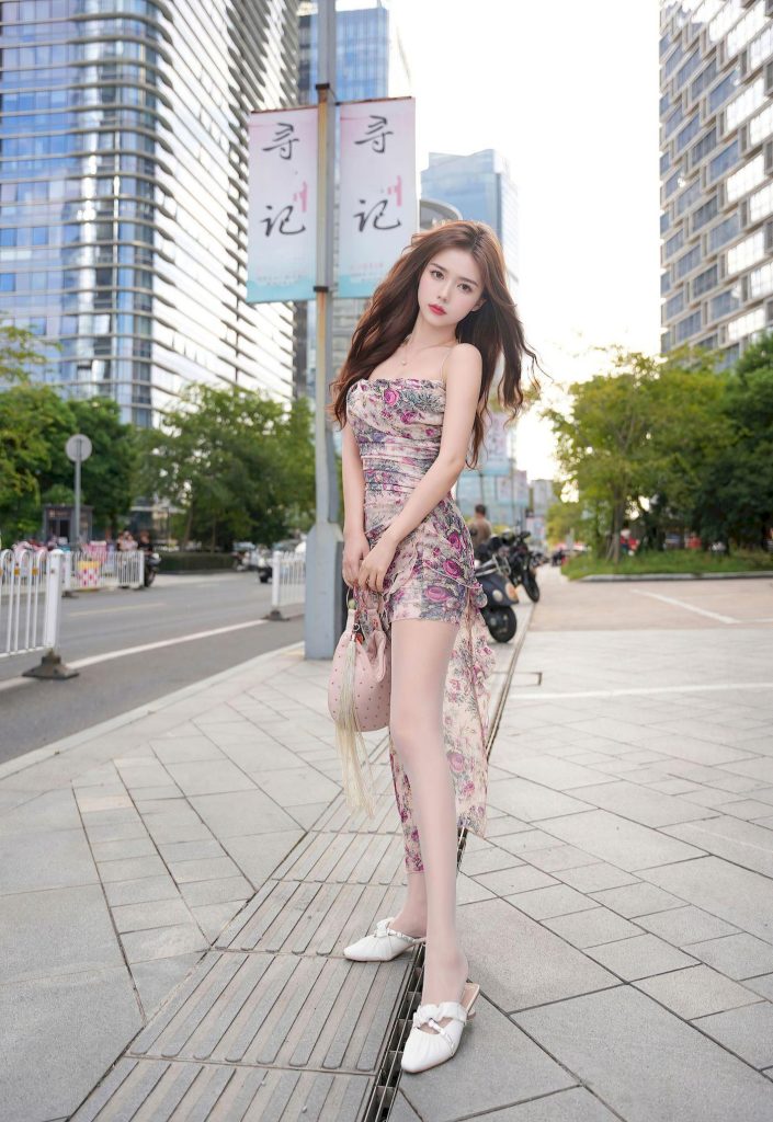 图片[2]-美女套图134期：‌神似江疏影的碎花裙美人，街头光影间，气质如诗如画