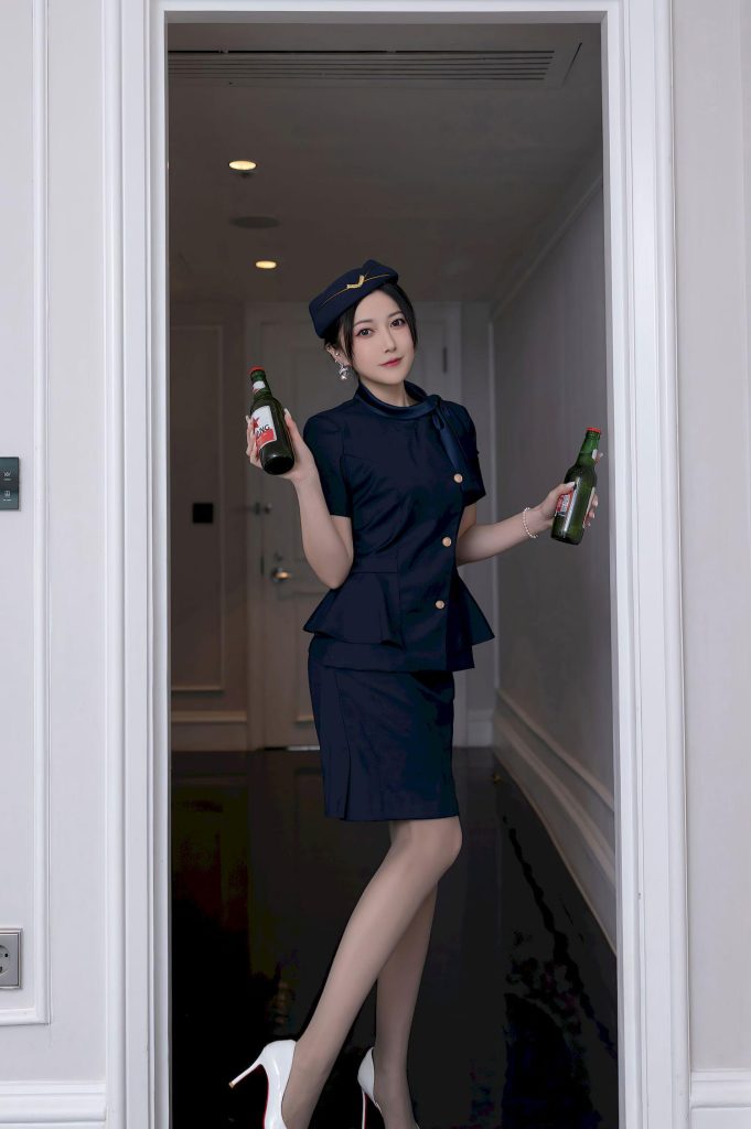 美女套图133期：‌神似杨幂的制服诱惑，酒意微醺间，长腿红唇太撩了-高清美女套图，你想要的都有。