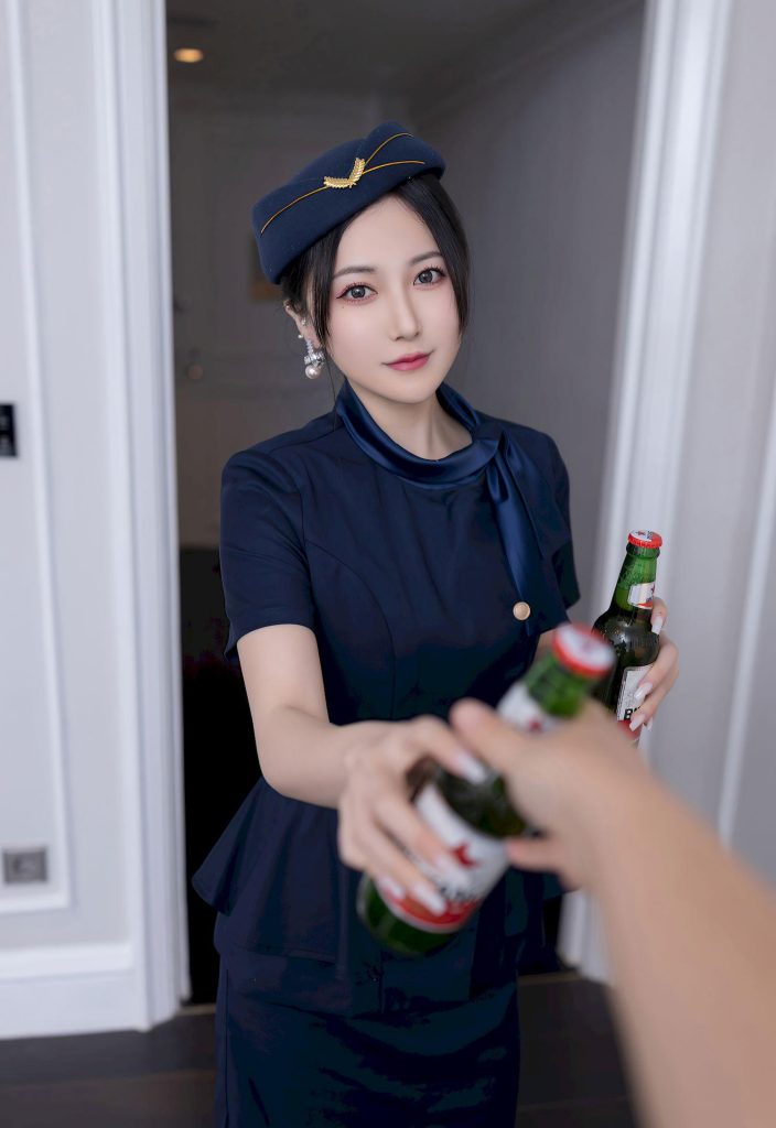 图片[2]-美女套图133期：‌神似杨幂的制服诱惑，酒意微醺间，长腿红唇太撩了