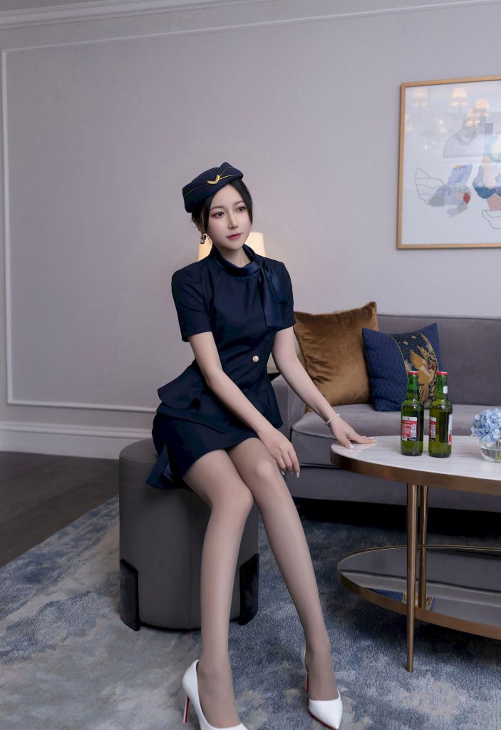 图片[3]-美女套图133期：‌神似杨幂的制服诱惑，酒意微醺间，长腿红唇太撩了