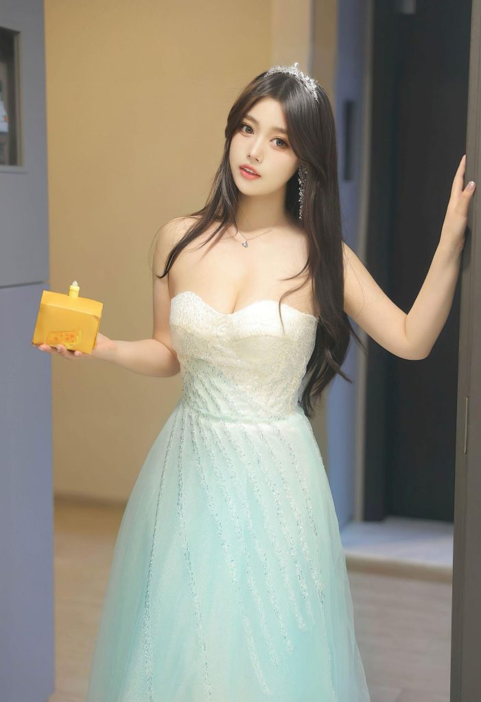 图片[2]-美女套图130期：‌林志玲般的温婉气质，浅蓝色抹胸裙，美得像童话里的公主