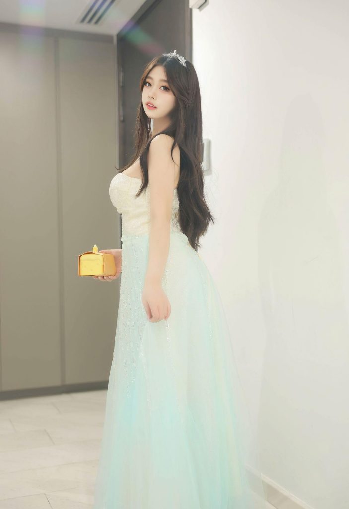 图片[3]-美女套图130期：‌林志玲般的温婉气质，浅蓝色抹胸裙，美得像童话里的公主