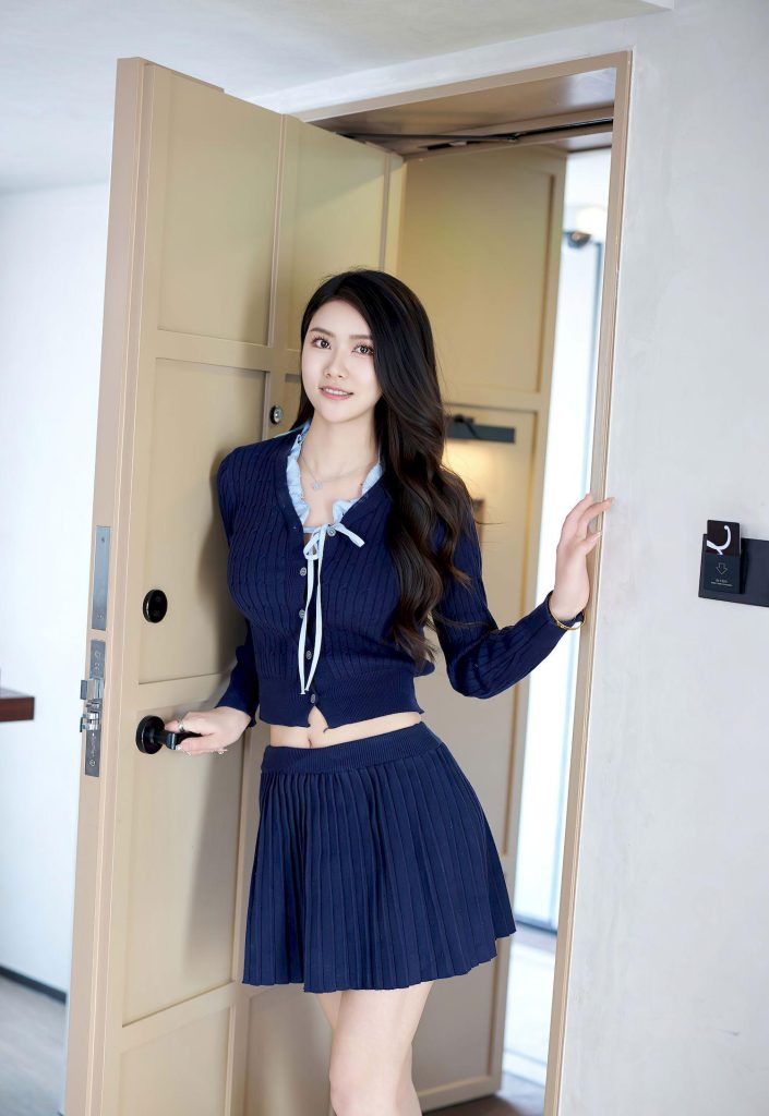 图片[2]-美女套图126期：林允儿的温柔门框照，百褶裙、高跟鞋的优雅氛围感